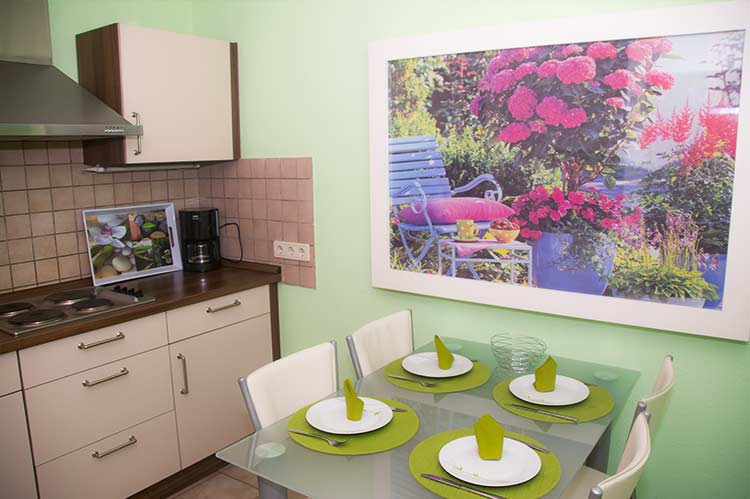Das Bild zeigt die Küche mit Essplatz