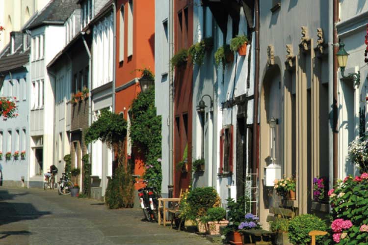 Das Bild zeigt die Alte Schulstraße mit Fachwerkhäusern